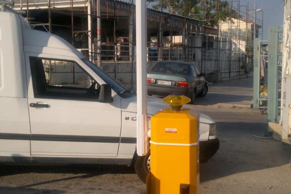 Αντίστοιχες μπάρες ελέγχου λειτουργούν στο λιμένα του Λαυρίου