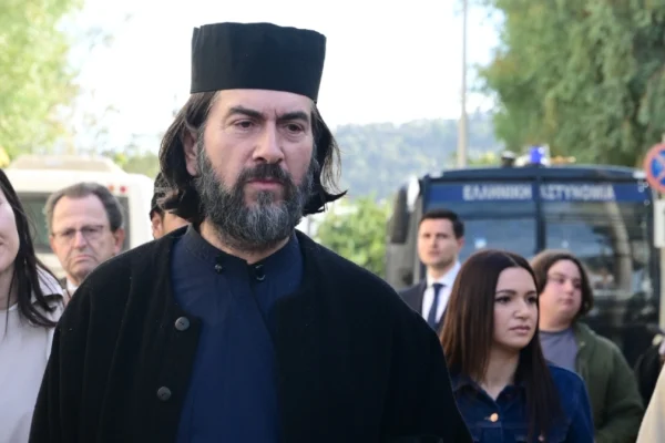 pateras-antonios-dikastirio-maketa